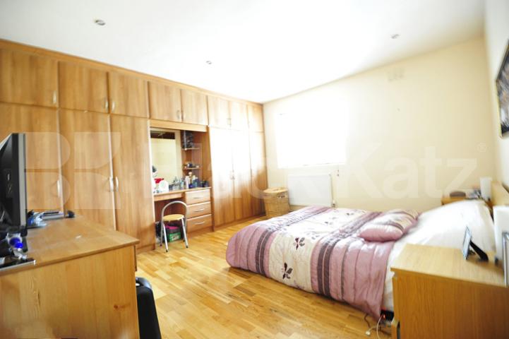 			NEW INSTRUCTION & GOOD FOR 3 SHARERS! , 2 Bedroom, 1 bath, 1 reception Apartment			 Radley Hse,Park Road, BAKER STREET